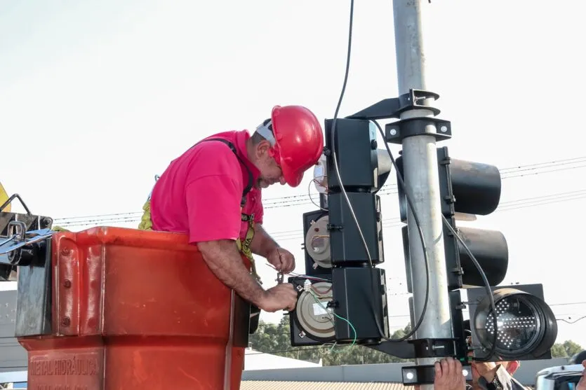 Conjunto de semáforos é instalado na Avenida Minas Gerais