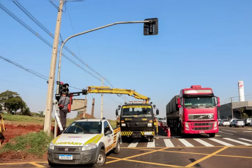 Conjunto de semáforos é instalado na Avenida Minas Gerais