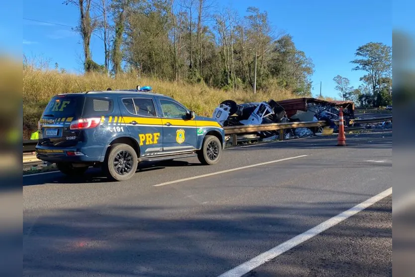 Homem morre após caminhão tombar e ficar preso nas ferragens na BR-376