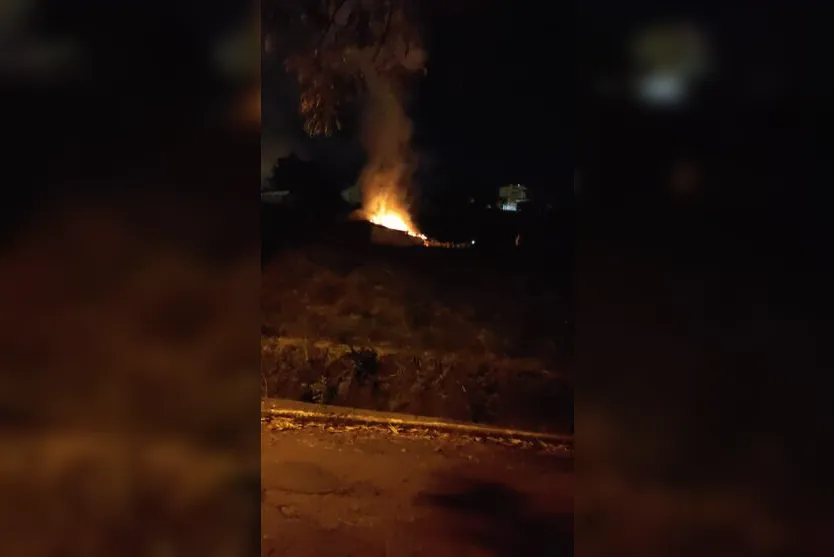 Incêndio atinge casa abandonada em Apucarana; veja