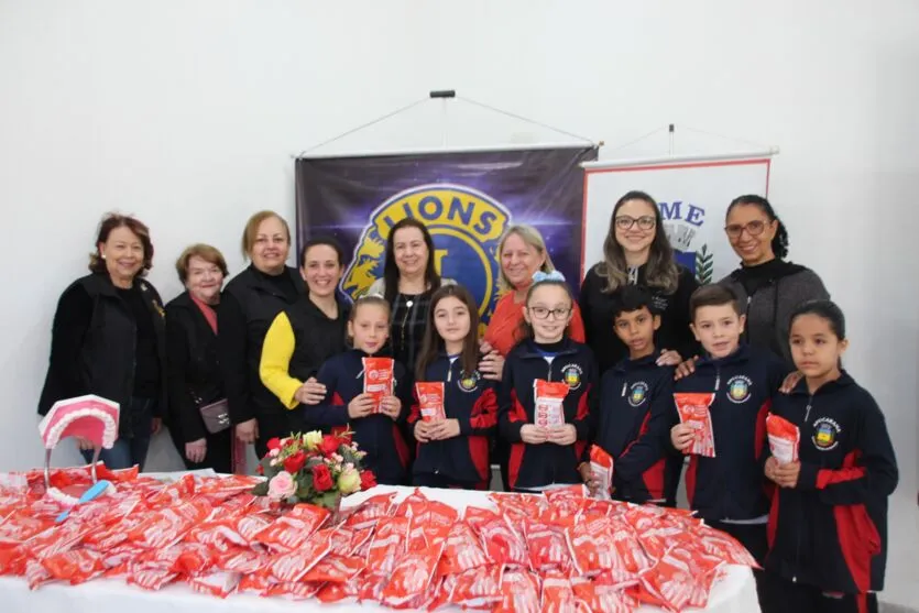 Lions Clube distribui kits de higiene bucal a alunos da rede municipal