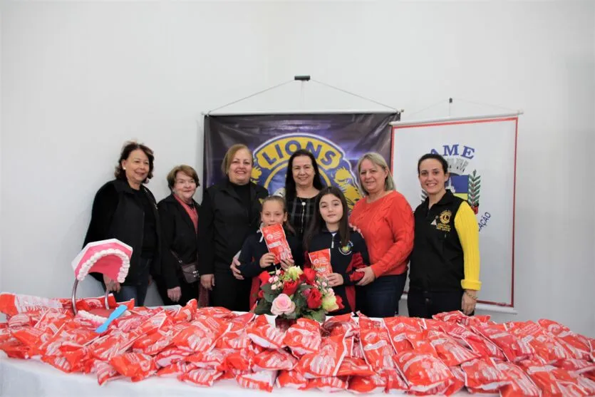 Lions Clube distribui kits de higiene bucal a alunos da rede municipal