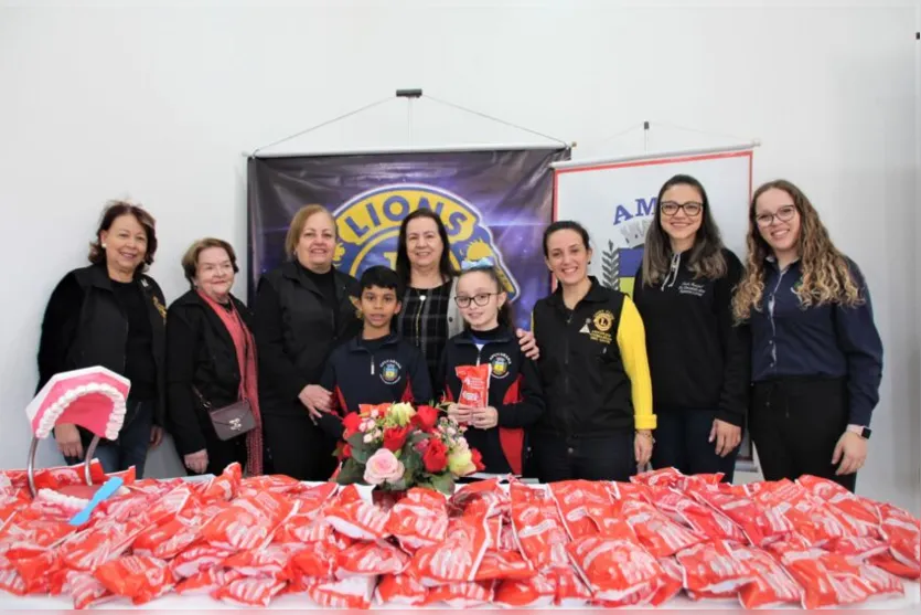 Lions Clube distribui kits de higiene bucal a alunos da rede municipal