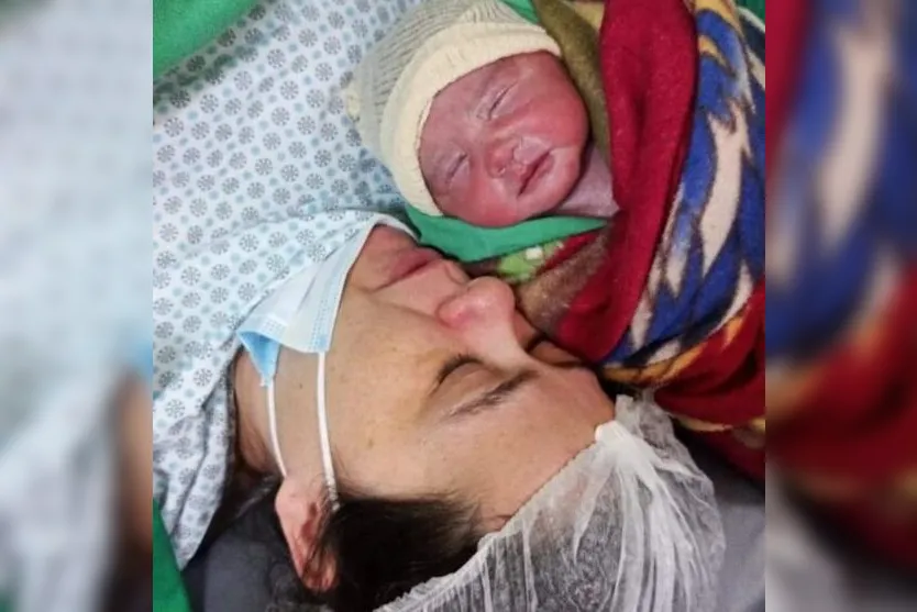 Mãe que passou 72 dias internada em trabalho de parto recebe alta