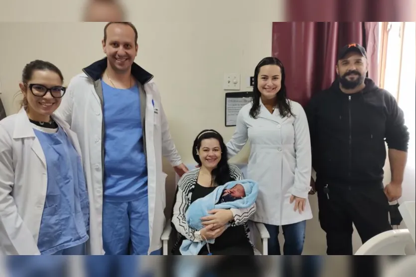 Mãe que passou 72 dias internada em trabalho de parto recebe alta