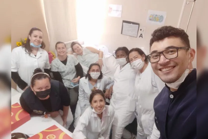 Mãe que passou 72 dias internada em trabalho de parto recebe alta