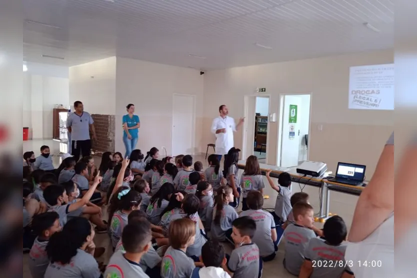  Ministrada por um médico, um estagiário de medicina e um enfermeiro 