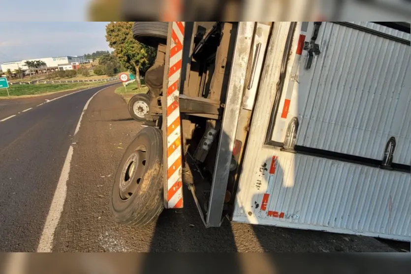  Motorista seguia de Apucarana para Maringá quando a roda do caminhão se soltou 