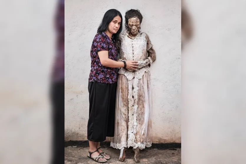  Muita gente tira foto com os falecidos e os levam para dar uma volta pela vila 