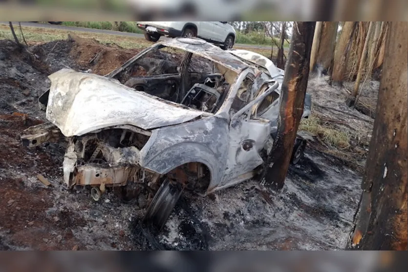  O Ford Ka pegou fogo, mas a motorista não sofreu ferimentos graves 