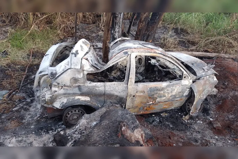  O Ford Ka pegou fogo, mas a motorista não sofreu ferimentos graves 