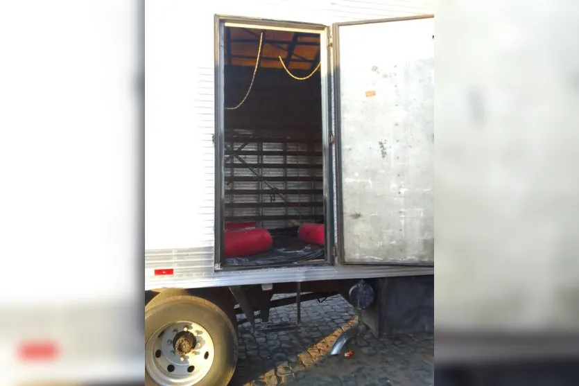  O caminhão estava carregado com camisetas e bonés. Toda a carga está avaliada em quase R$1 milhão. 