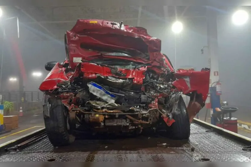  O carro que estava ocupado pelo casal, colidiu de frente com um ônibus. 