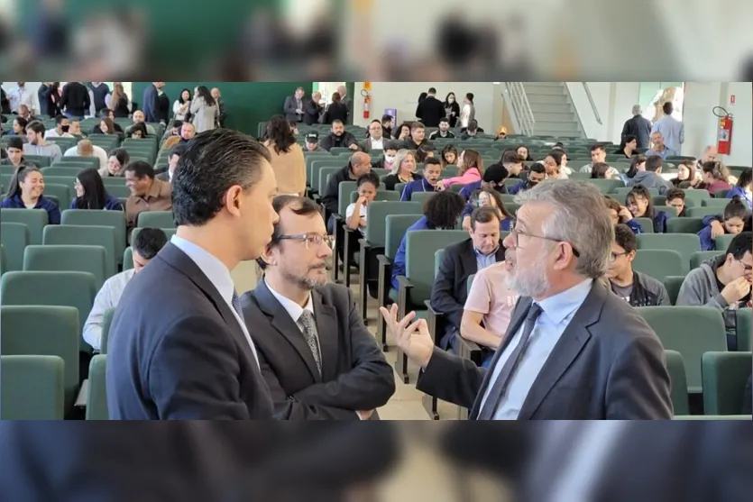  O diretor do fórum, dr. Oswaldo Soares Neto, o juiz eleitoral de Apucarana, Rogério Tragibo de Campos e o desembargador Wellington Coimbra de Moura, no evento em Apucarana 