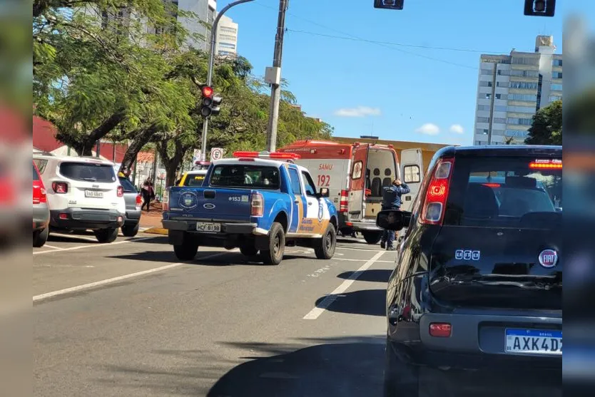  O motoqueiro trabalha como entregador de marmitas na cidade 