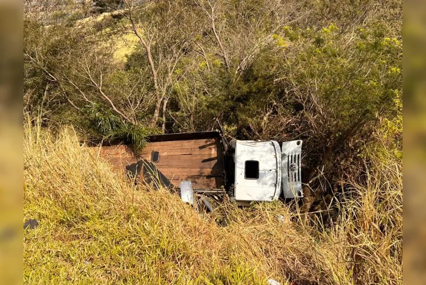  O motorista do caminhão e do carro sofreram ferimentos leves e foram levados para o Honpar 