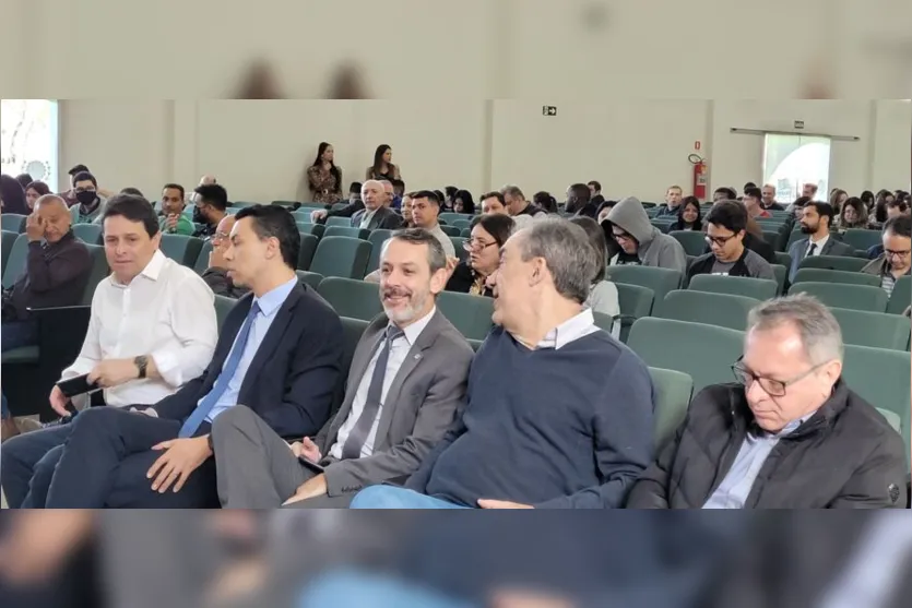  O prefeito Junior da Femac, o juiz diretor do Fórum, Oswaldo Soares, o presidente da OAB local, Marcelo Rey e o diretor da Unespar Apucarana, professor Daniel  Gomes 