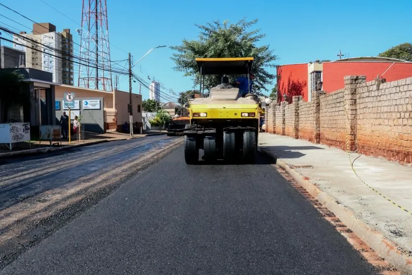  O serviço faz parte de uma intervenção viária que está viabilizando o alargamento da via entre as ruas Osório Ribas de Paula e Talita Bresolin 