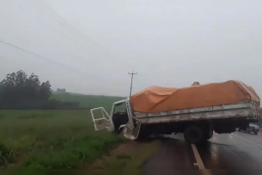 Os três ocupantes do caminhão tiveram ferimentos leves 
