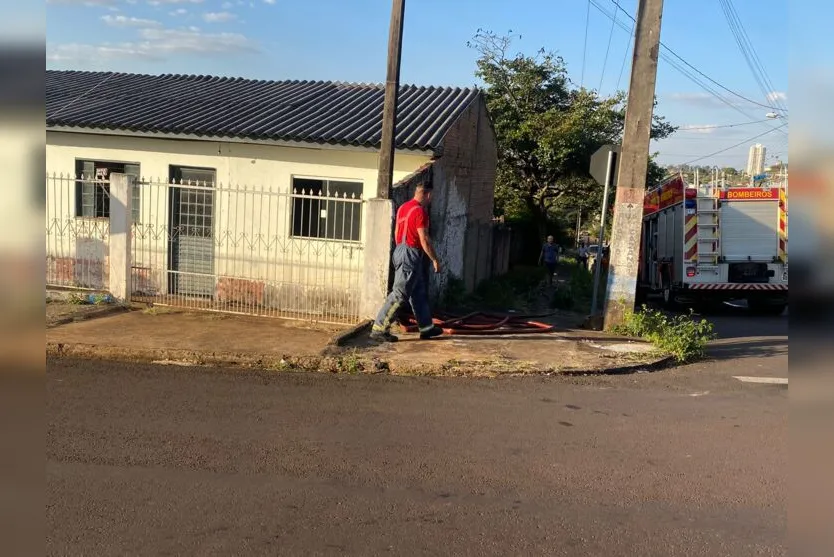 Princípio de incêndio atinge casa na rotatória da Vila Regina