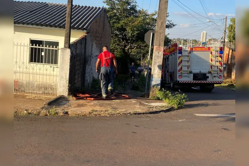 Princípio de incêndio atinge casa na rotatória da Vila Regina