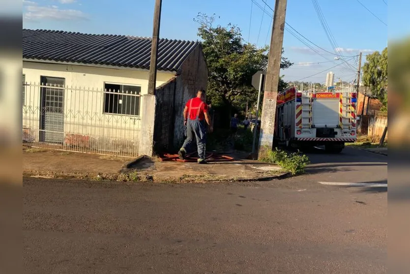 Princípio de incêndio atinge casa na rotatória da Vila Regina