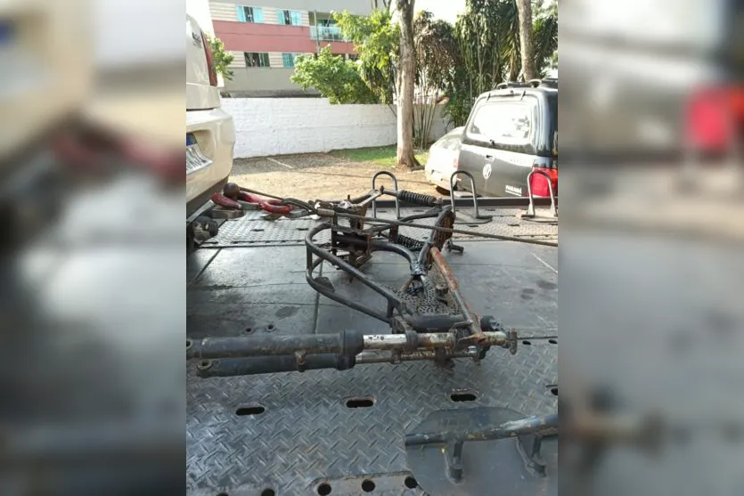  Também foi localizado ao lado do veículo, um quadro de motocicleta Yamaha/RD 135 Z 