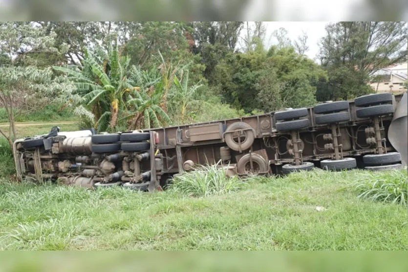  Um caminhão carregado com fubá tombou na BR-376 em Jandaia do Sul. 