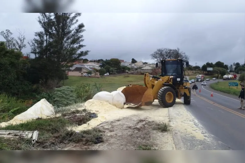  Um caminhão carregado com fubá tombou na BR-376 em Jandaia do Sul 