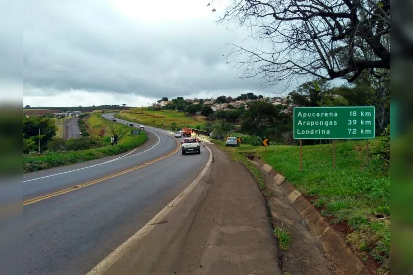  Um caminhão carregado com fubá tombou na BR-376 em Jandaia do Sul 