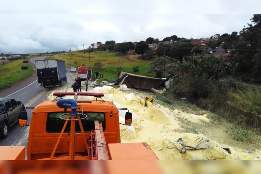  Um caminhão carregado com fubá tombou na BR-376 em Jandaia do Sul. 