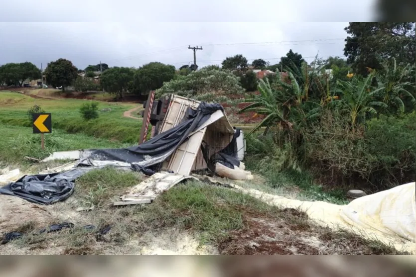  Um caminhão carregado com fubá tombou na BR-376 em Jandaia do Sul. 