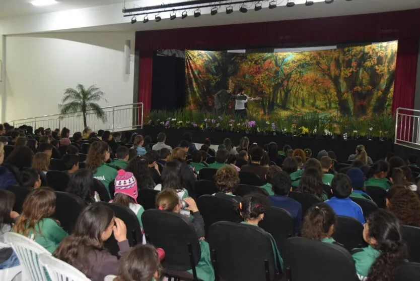  A Prefeitura de Ivaiporã  através do Departamento Municipal de Meio Ambiente, realizou nos dias 20 e 21 o 1º Congresso de Valorização ao Dia Mundial da Árvore. 