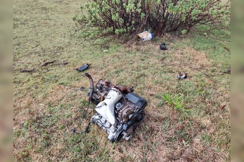  A batida foi tão forte que o motor do veículo foi arrancado. 