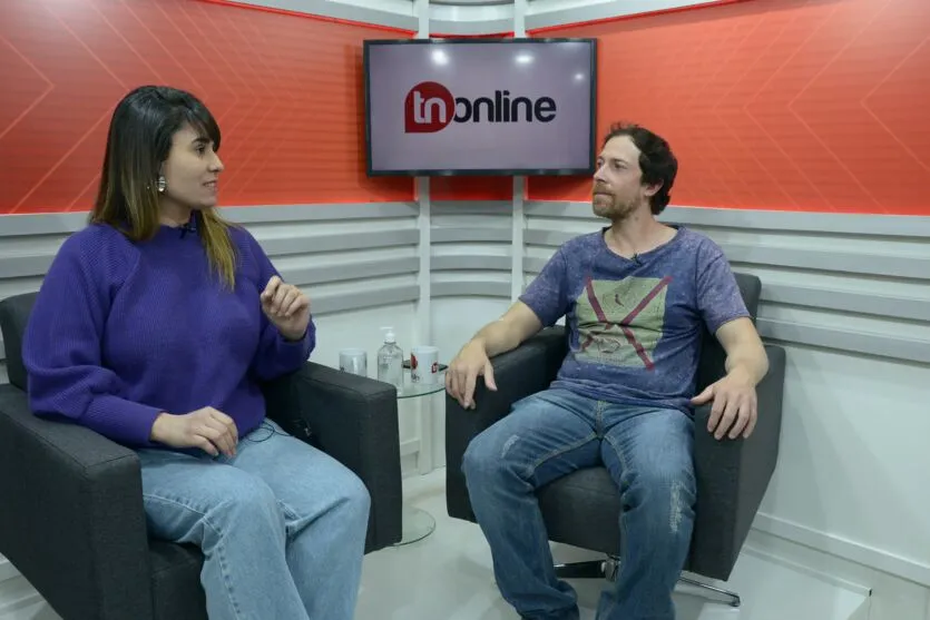  A jornalista Fernanda Neme entrevista o cineasta Semi Salomão 