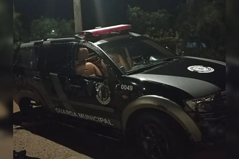  A lateral direita do veículo ficou danificada. Um guincho da Polícia Militar retirou a viatura do local 