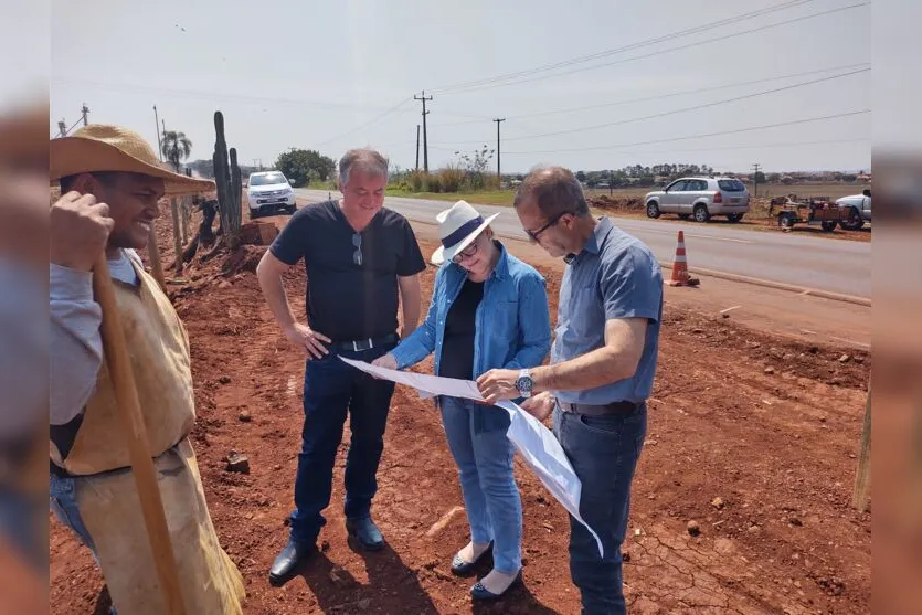  A prefeita Maria Regina Della Rosa Magri e o presidente da Câmara, Carlos Eduardo do Prado Martins, acompanharam a realização dos primeiros serviços, juntos do engenheiro da prefeitura, José Carlos Cardoso 