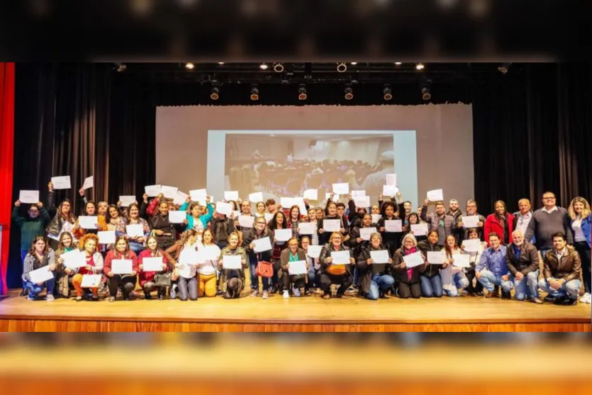  A solenidade reuniu formandos, familiares e autoridades da cidade, no Cine Teatro Fênix 