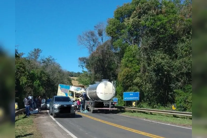 Acidente envolvendo carretas provoca duas mortes na PR-445