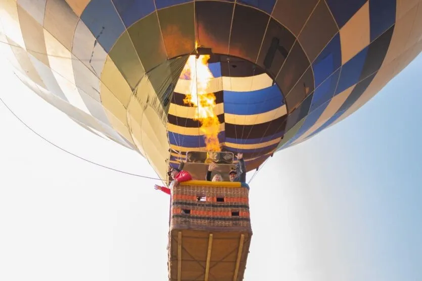  Além do balonismo, Rio Branco do Ivaí quer atrair praticantes de base jump, que consiste em saltos de paraquedas de penhascos e outros locais inusitados 