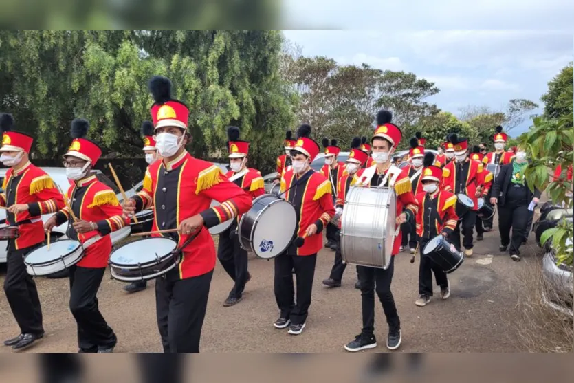 Alunos da Apae de Apucarana protagonizam desfile cívico; assista