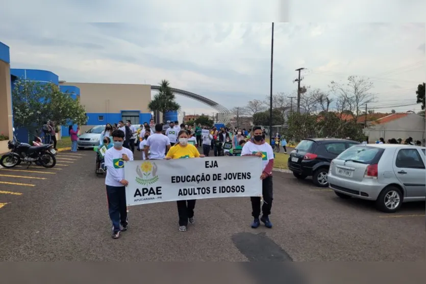 Alunos da Apae de Apucarana protagonizam desfile cívico; assista
