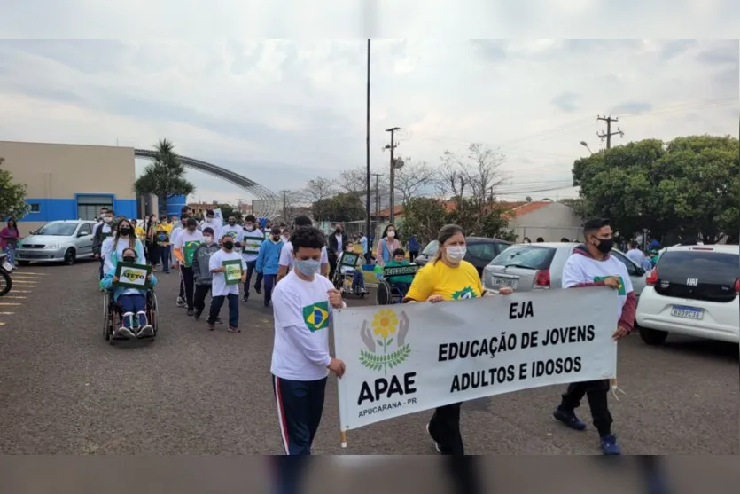 Alunos da Apae de Apucarana protagonizam desfile cívico; assista