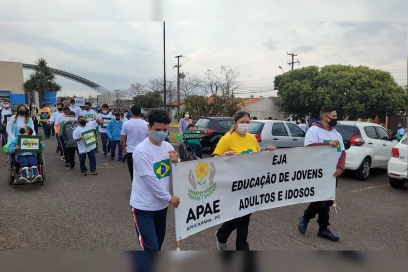 Alunos da Apae de Apucarana protagonizam desfile cívico; assista