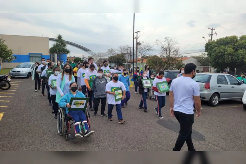 Alunos da Apae de Apucarana protagonizam desfile cívico; assista