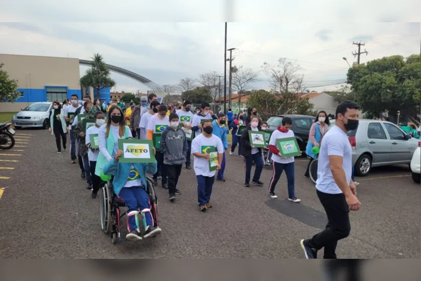 Alunos da Apae de Apucarana protagonizam desfile cívico; assista