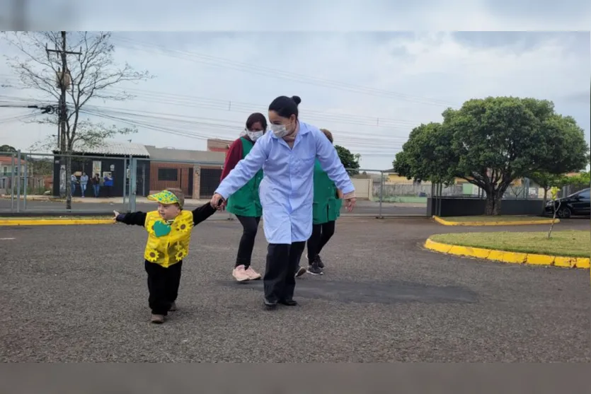 Alunos da Apae de Apucarana protagonizam desfile cívico; assista