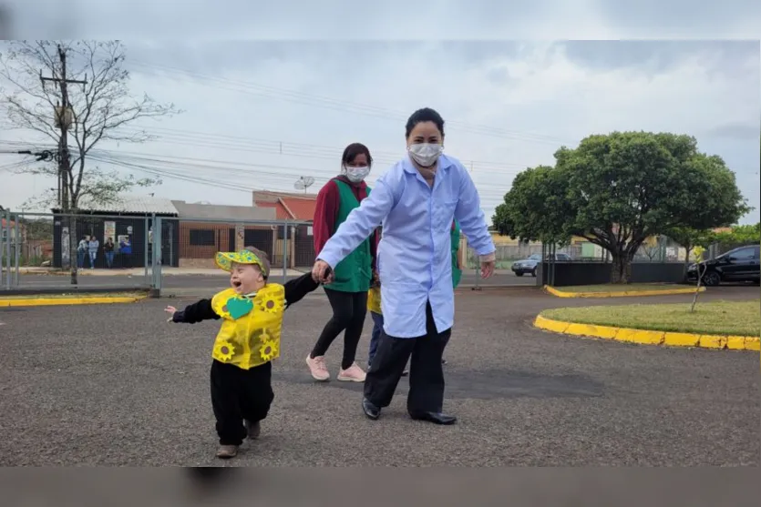 Alunos da Apae de Apucarana protagonizam desfile cívico; assista