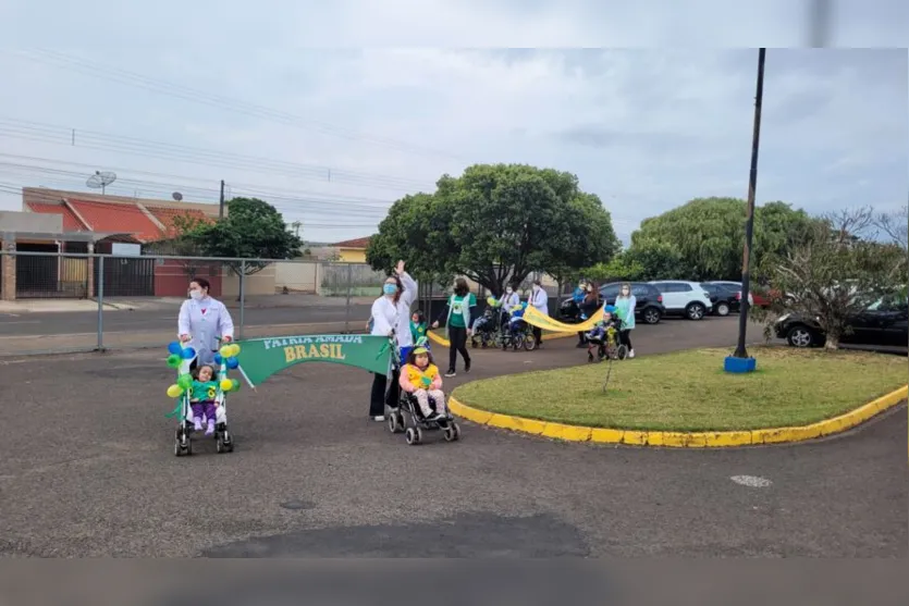 Alunos da Apae de Apucarana protagonizam desfile cívico; assista