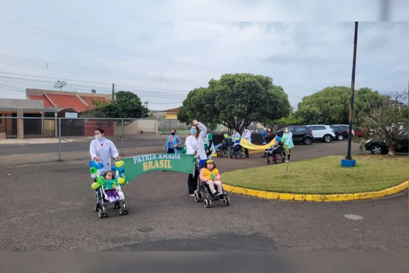 Alunos da Apae de Apucarana protagonizam desfile cívico; assista